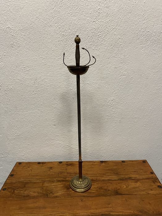 Стара френска сабя поставена на стойка от масивен месинг