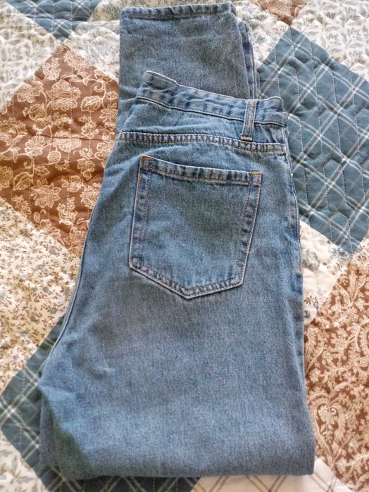 Продам женские джинсы