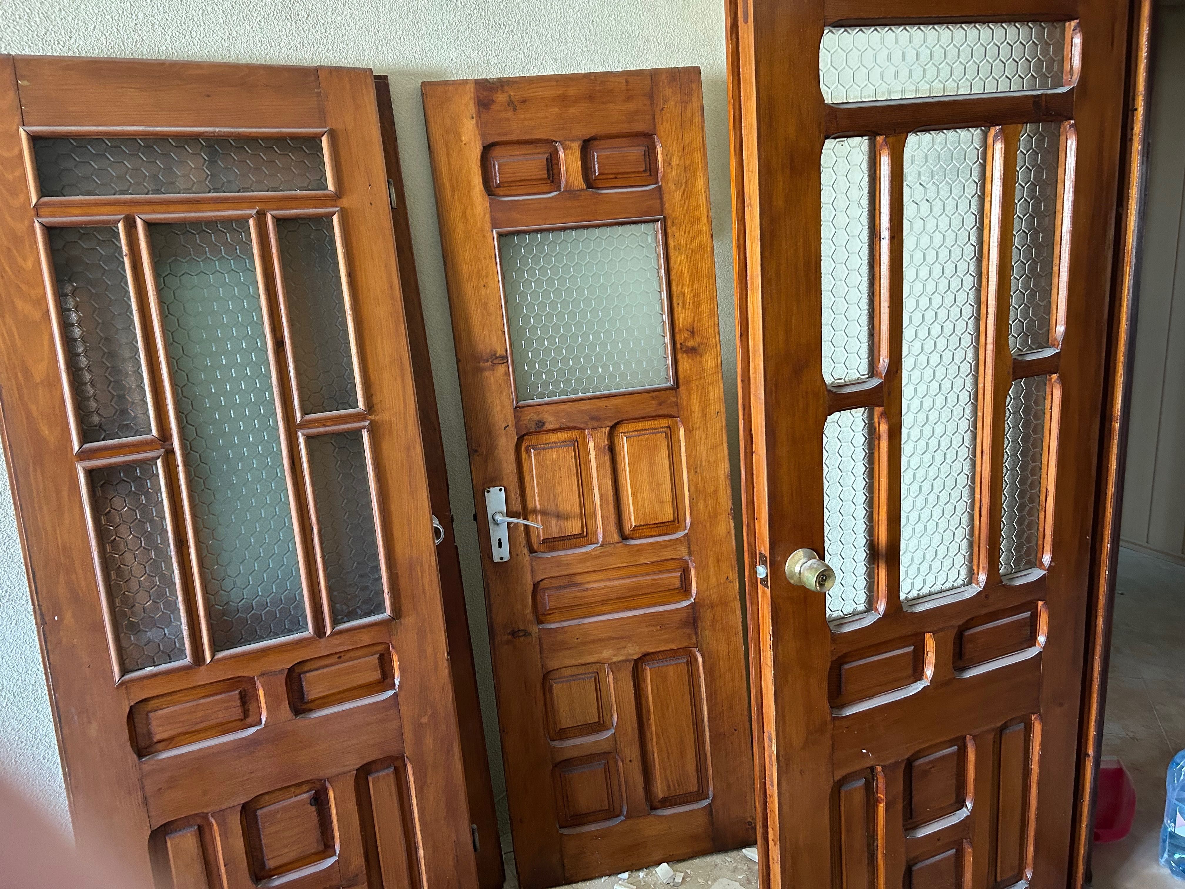 Urgent vând 6 uși second lemn de interior și 1 bucata usa exterior