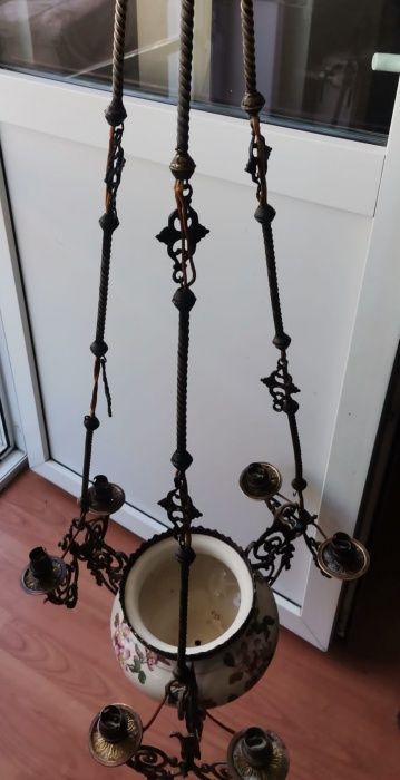 Spectaculos lampadar antic din porțelan pictat integral manual și bron