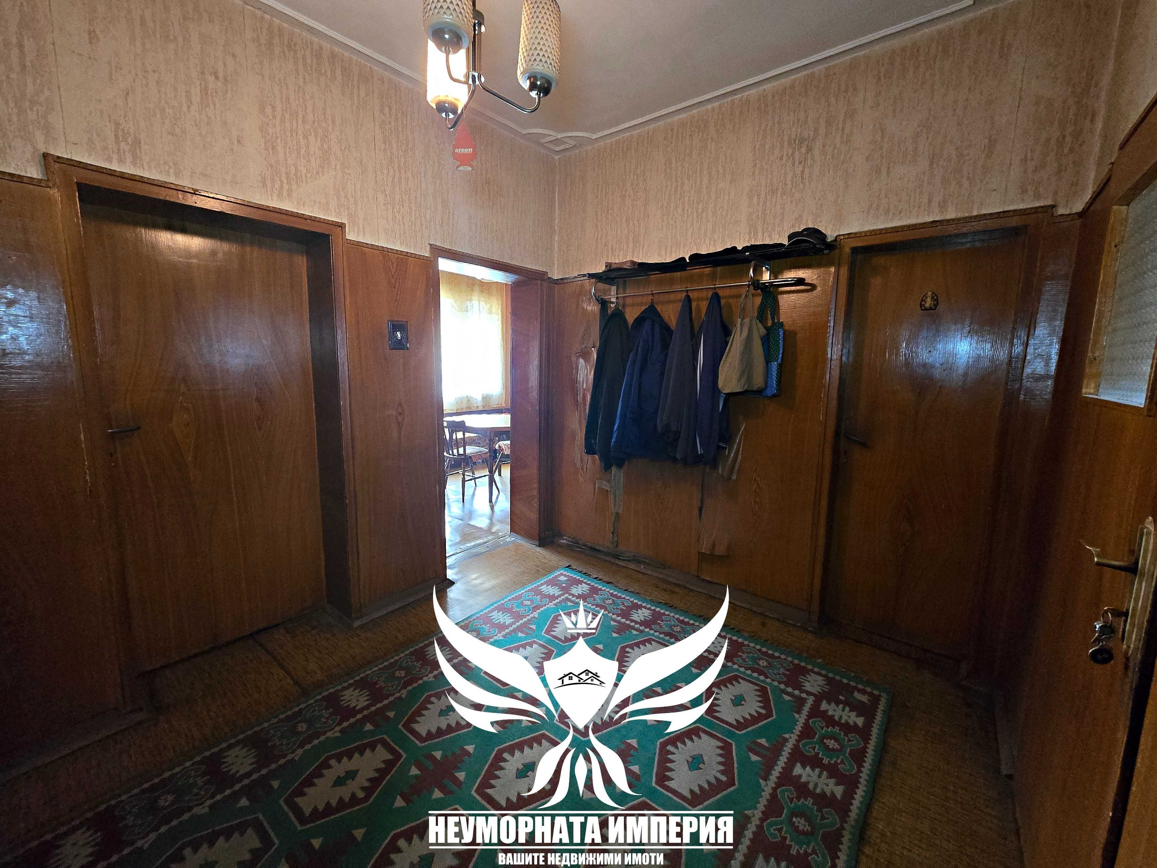 Продавам тристаен 120кв. с гараж и дворно място в Асеновград