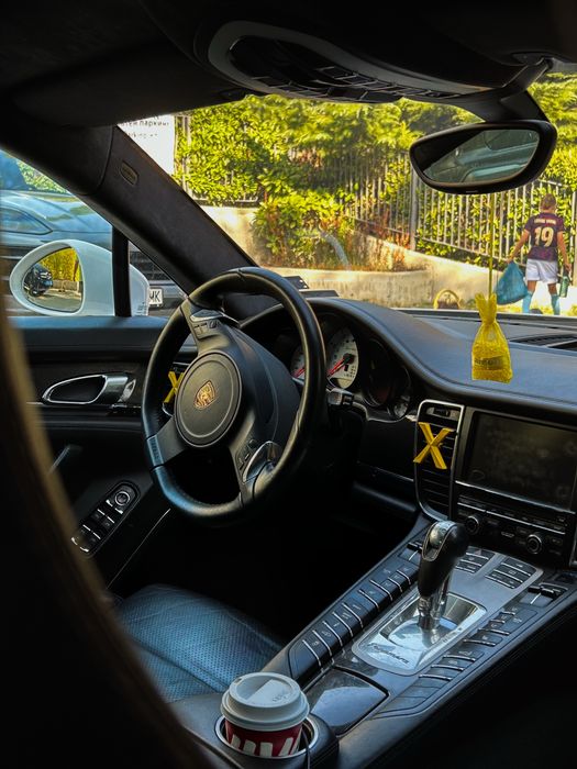 Кола под наем Porsche Panamera Turbo