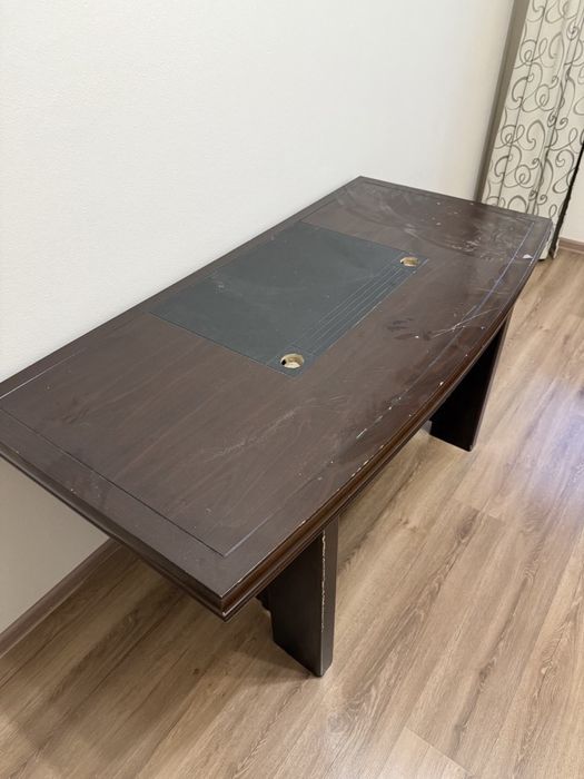 Коричневый стол офисный