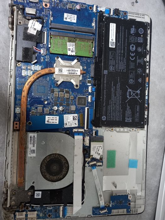 Vand laptop HP pentru piese