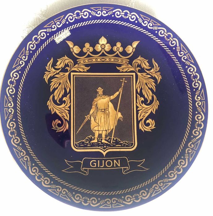 Порцеланови чинии син кобалт, декорирани със злато  Хихон и Прага нови