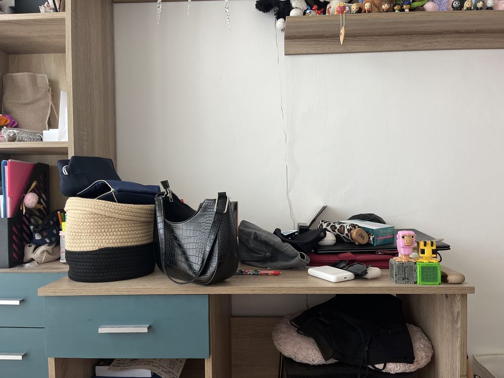 MOBILIER DE DORMITOR- dulap, birou și corp cu compartimente