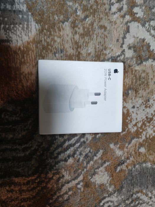 Адаптер питания (блок питания) Apple USB-C мощностью 20 Вт.