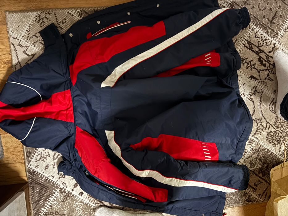 Продавам яке brugi.Размера на якето се вижда на едната от снимките