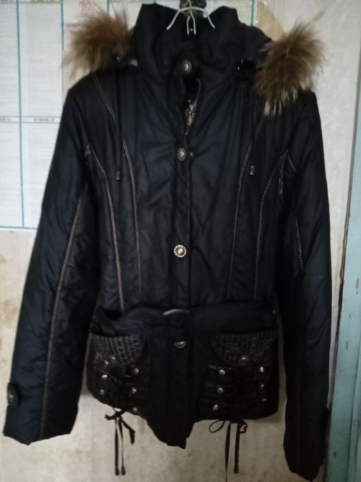 Женская куртка с капюшоном .