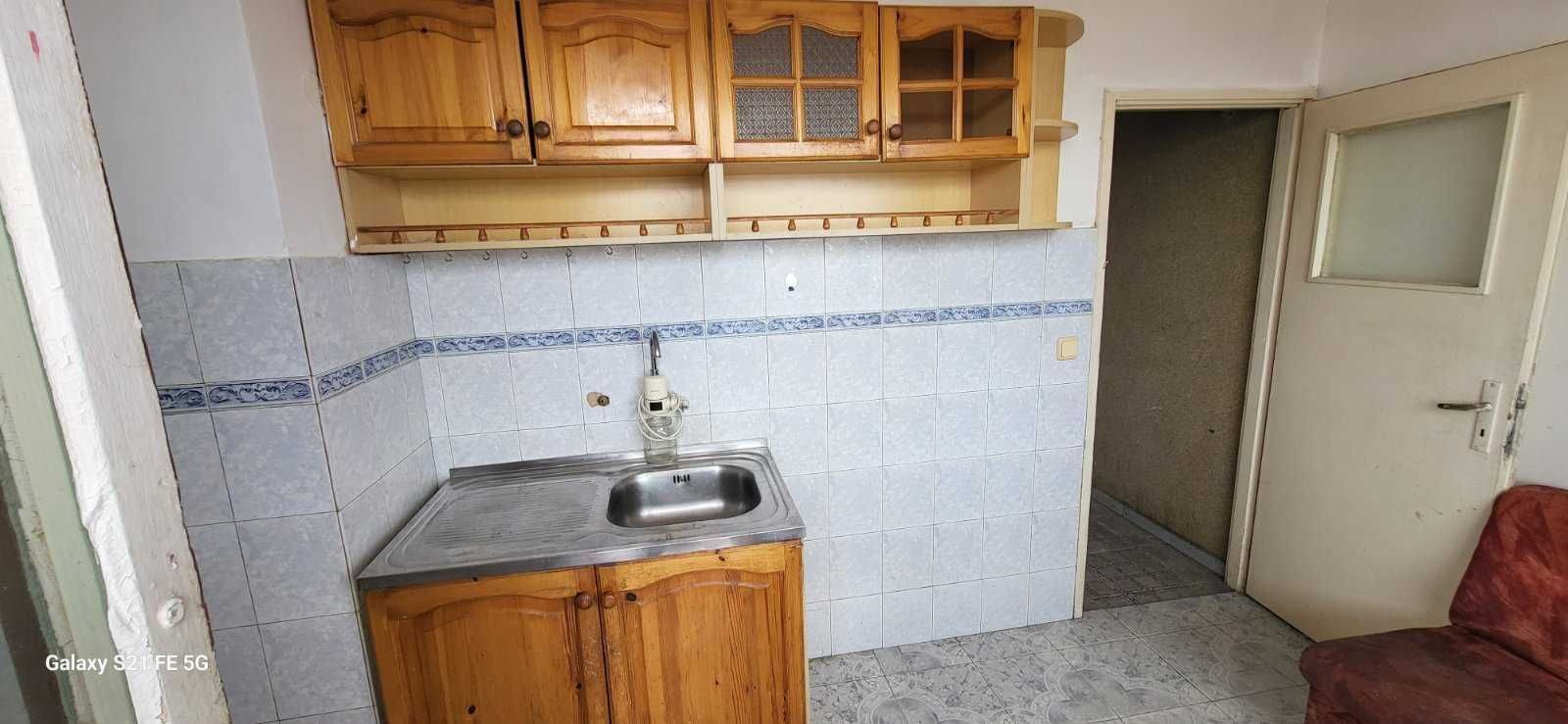 Продавам тристаен апартамент в центъра на гр.Аксаково