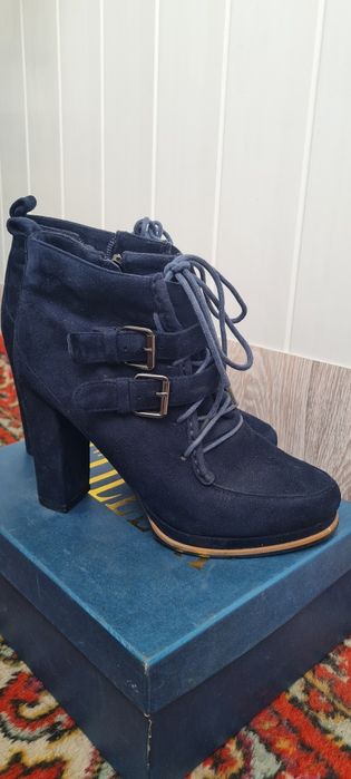 Продам женские ботинки