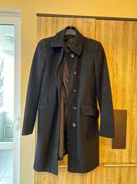 Дълго черно палто
