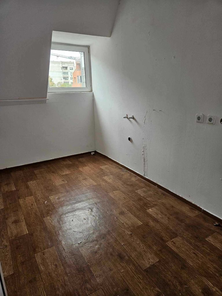Продава се Тристаен апартамент в Русе, Централен южен район - 85 кв.м за 989 €/кв.м - Снимка #7