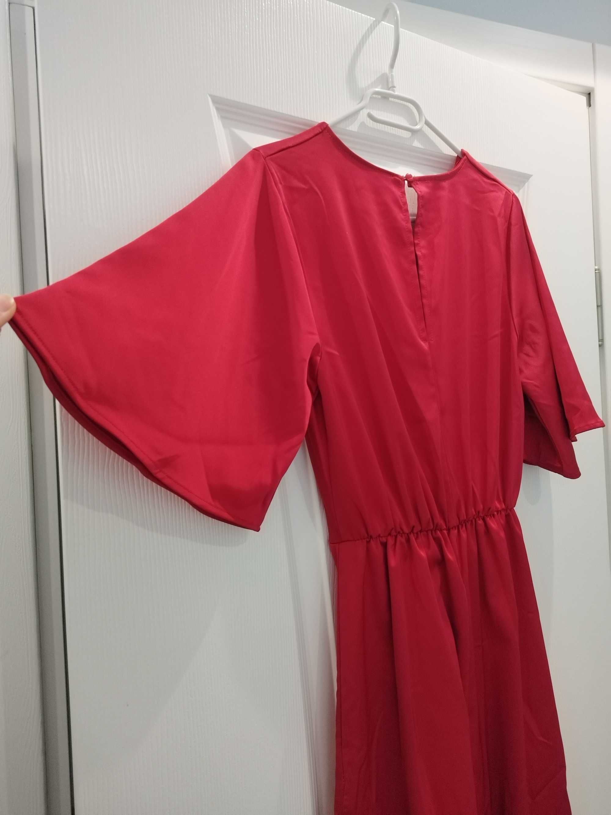 Червена сатенена рокля