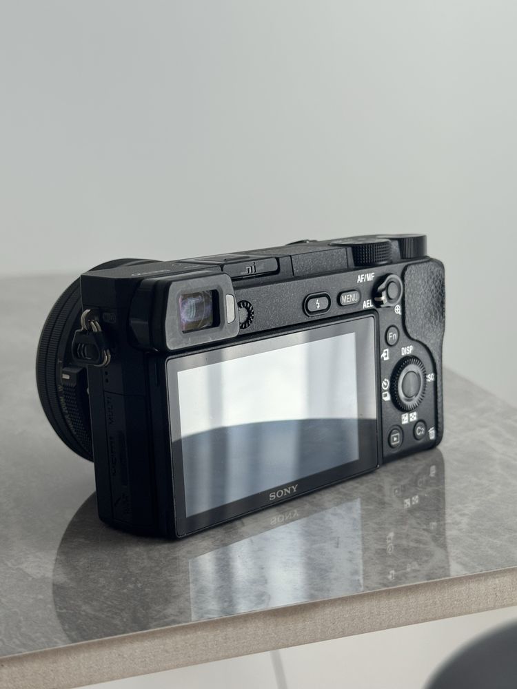 Vand Sony a6300 4k 8000 cadre + obiectiv kit 16-50mm