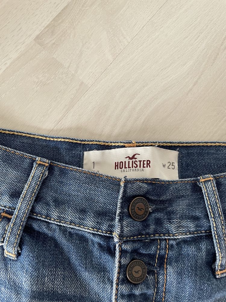 Vand pantaloni scurti Hollister