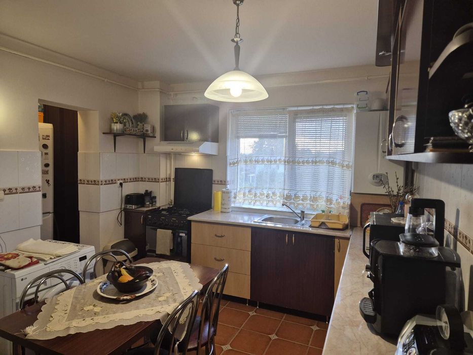 2 Camere, et. 2, curte, parcare, str. Victoriei - Direct Proprietar
