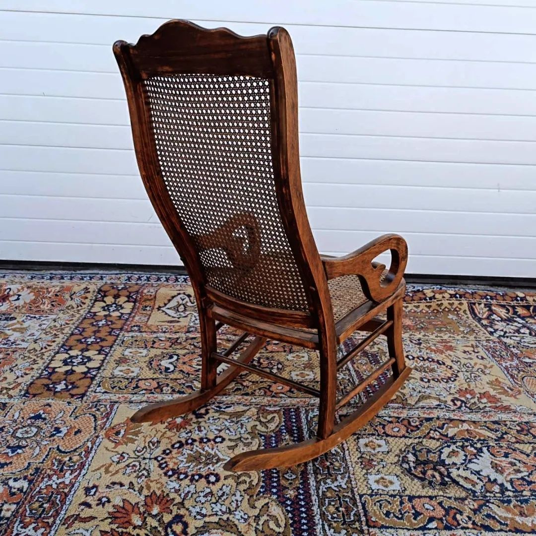 Старинен в уникално съчетание люлеещ се стол с ратанова седалка.