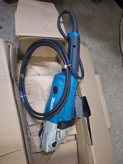 Ъглошлайв на Makita