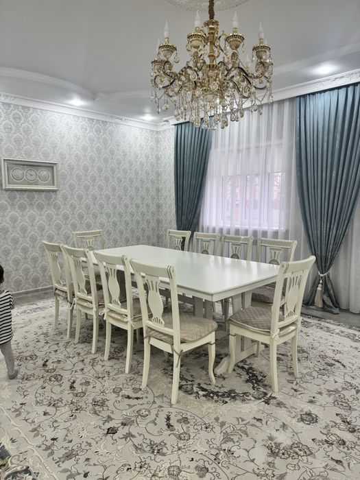 Стол со стульями для гостинной