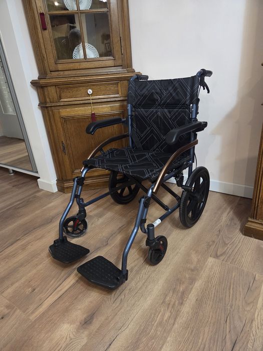 Scaun cu rotile (fotoliu rulant) ultrausor din aluminiu