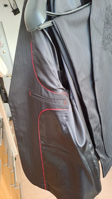 Costum bărbătesc vand urgent  .bucurești  sec1