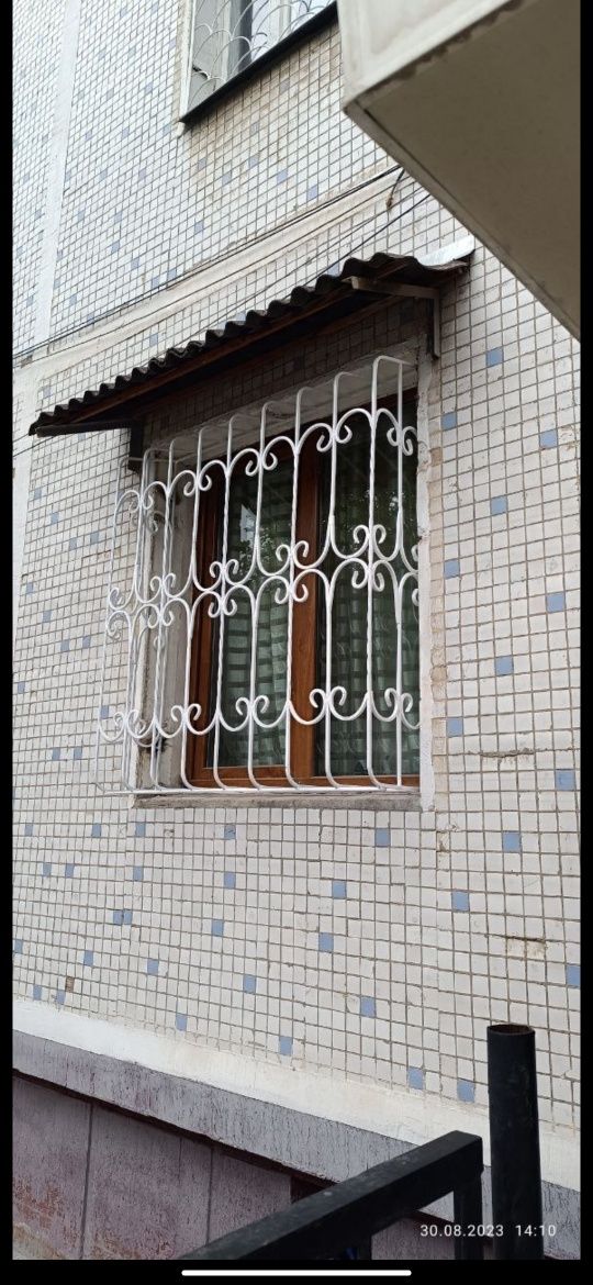 Изготавливаем решетки на окна качественно не дорого , также козырьки.