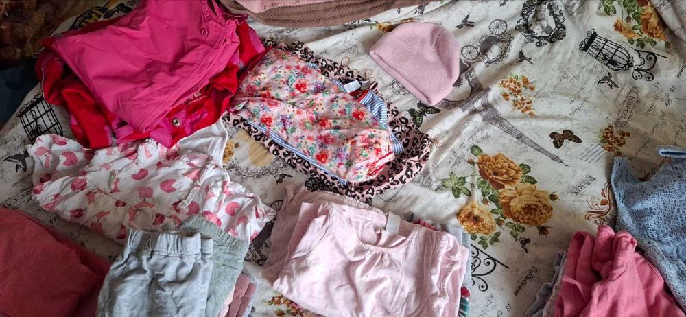 Подарявам дрешки за момиче предимно 18-24 мес.