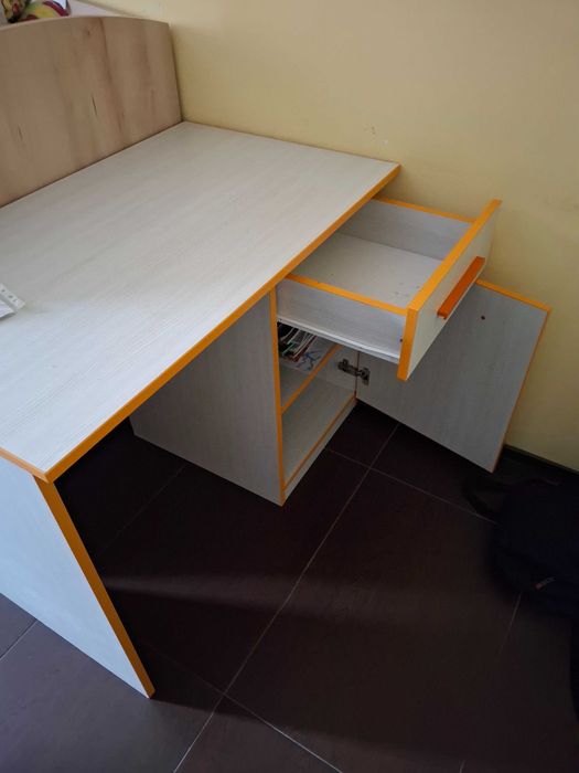 разтегателен диван , ученическо бюро