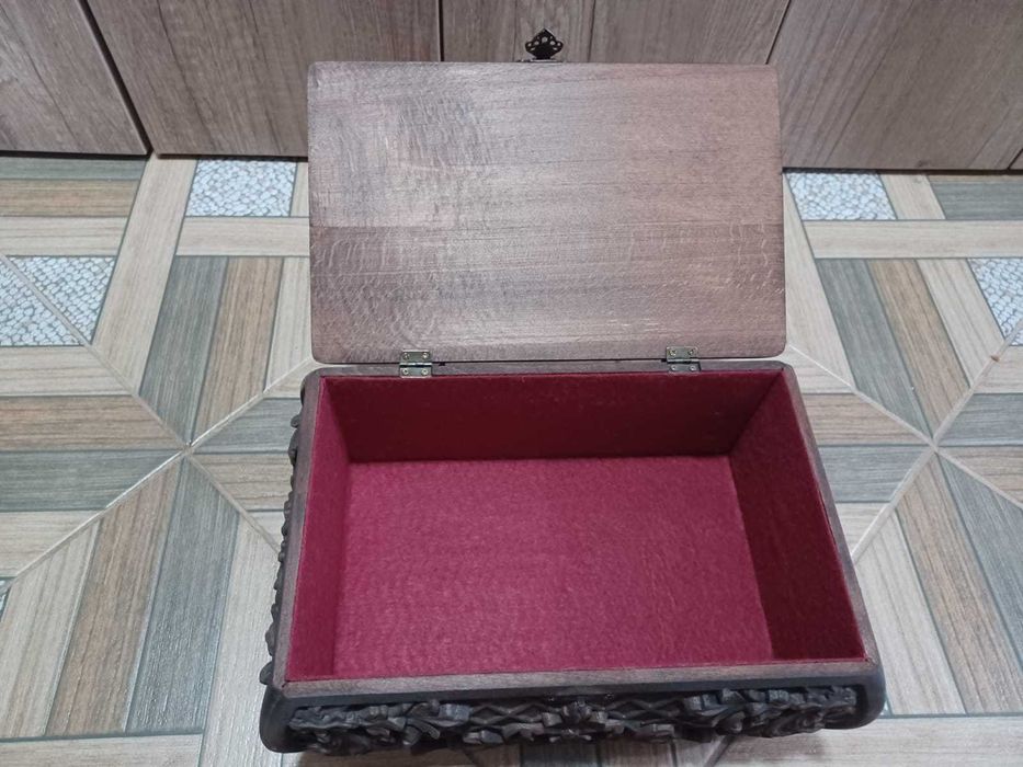 Cutie decor din fag.