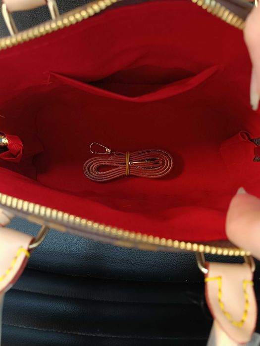 Дамска чанта на моден бранд.