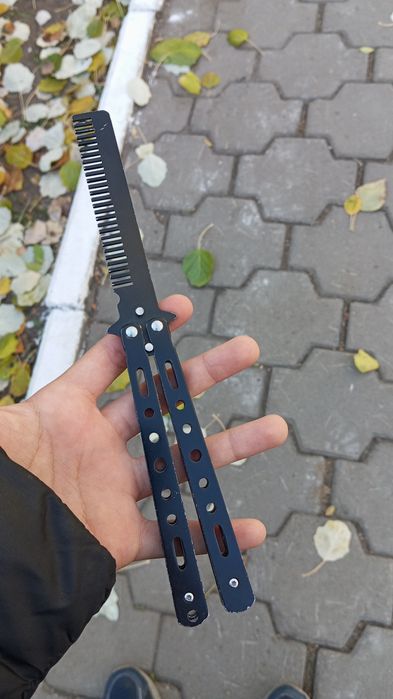 Расческа для волос типо как бабочка нож