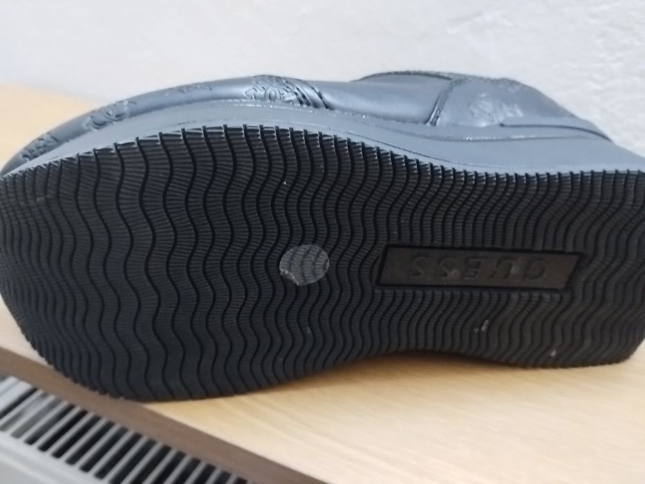 Încălțăminte de firma Guess piele naturala