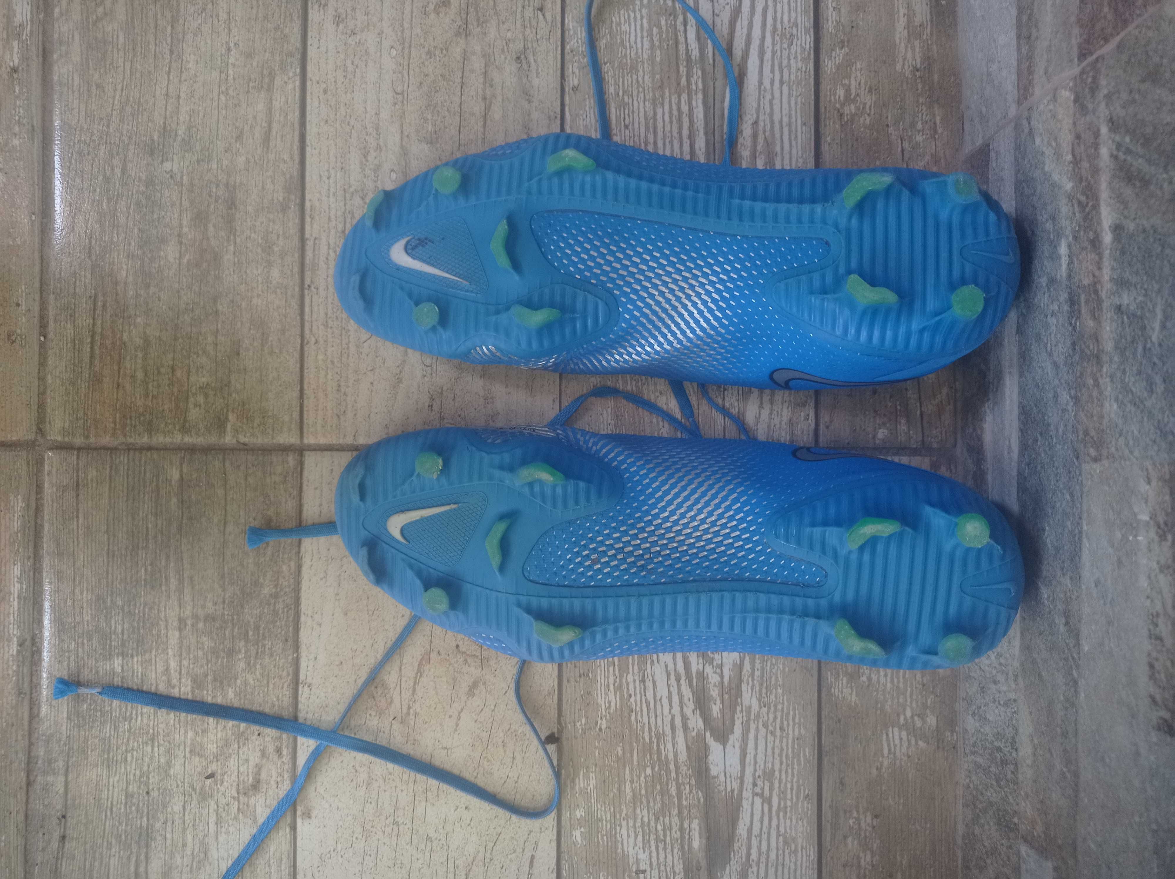Футболни бутонки Nike Phantom
