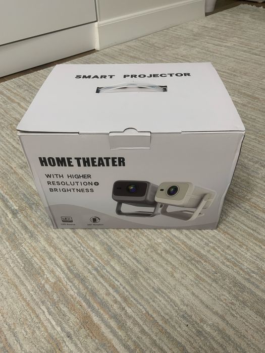 Проектор новый для домашнего кинотеатора