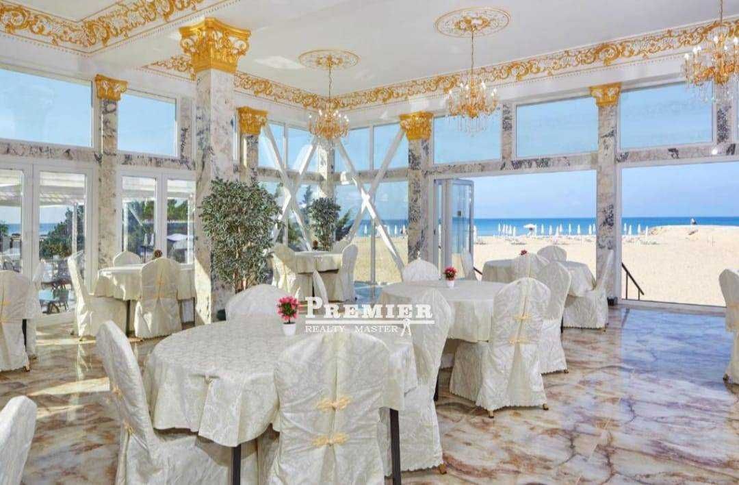 Двустаен апартамент в луксозна резиденция на първа линия в Елените
