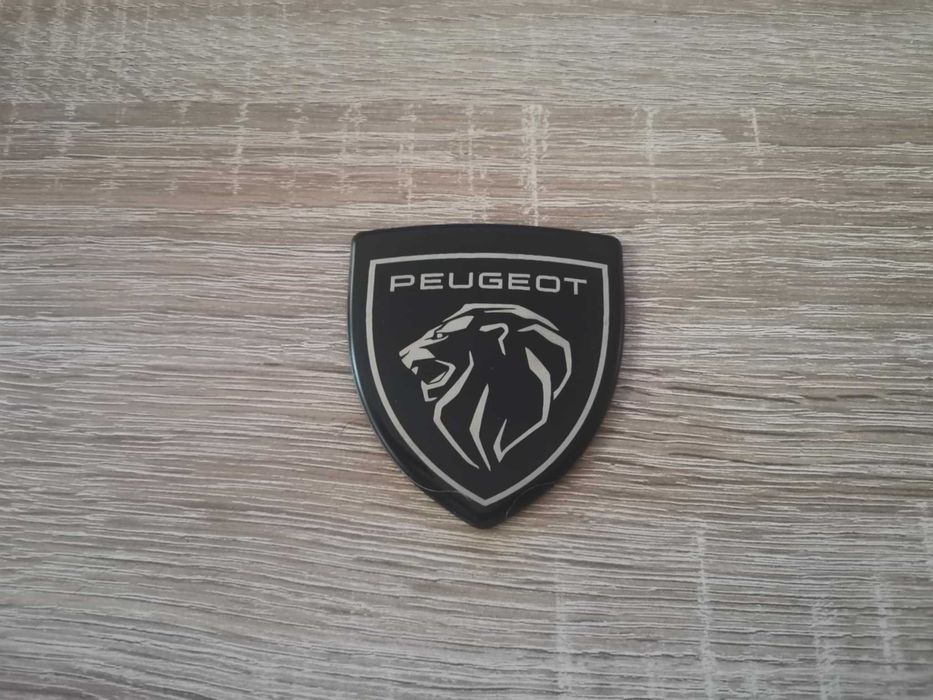 черна метална емблема Peugeot среден размер