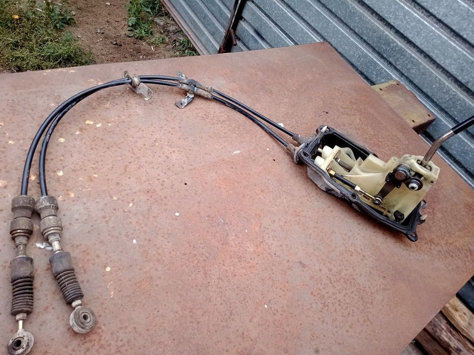 Продам кулису с тросами переключения кпп на ТОЙОТА Карина Е