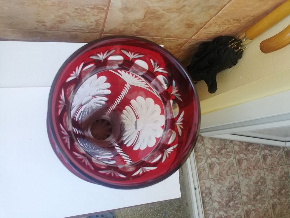 Vând vază cristal roșu