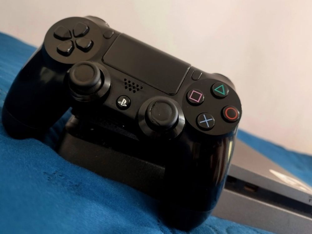 PS4 slim 512 гб + джойстик и МК11 и один диск в подарок