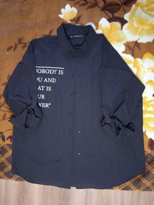 ПРОДАМ СРОЧНО! Длинная рубашка с надписью на пуговицах