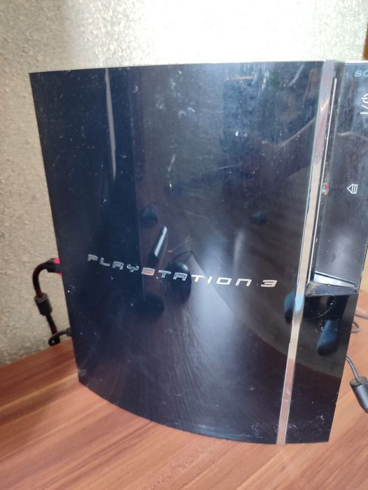 Продам PS3 с играми с джойстиками