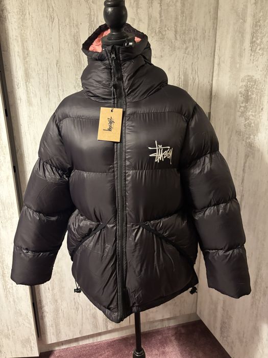 vand geaca stussy noua