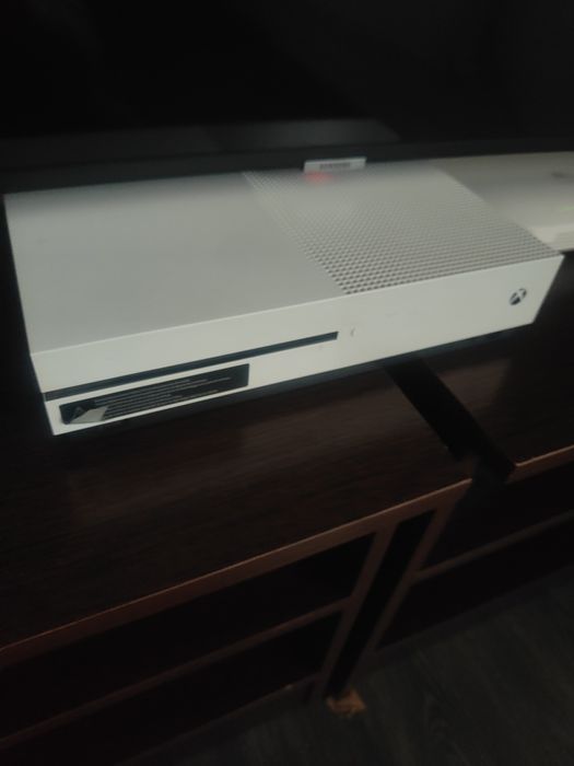 Vând/schimb Xbox one s +2 manete și jocuri