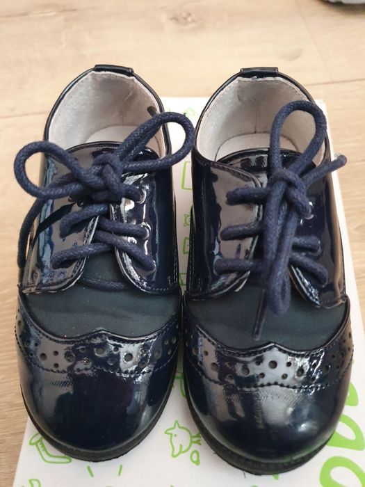 Vând pantofi eleganti pentru baieti  din piele lacuita marimea 22