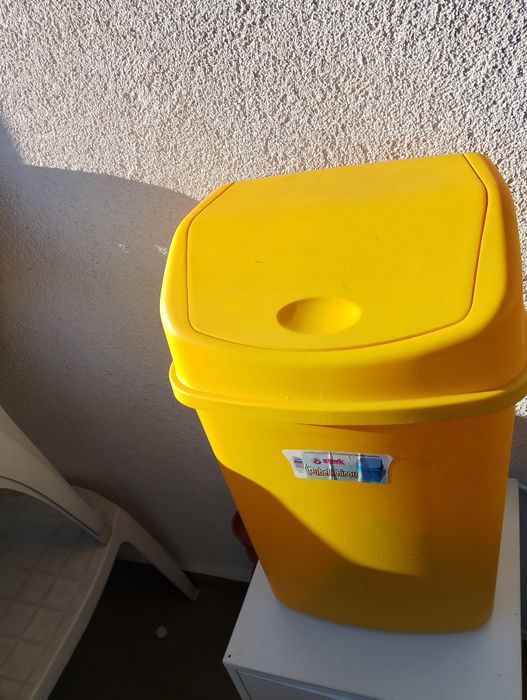 Vând coșuri de gunoi diverse,nou , calitate.pret de la 15 la 50 de lei