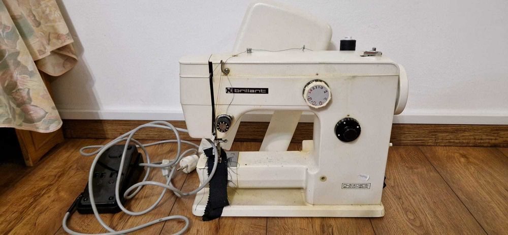 Vând mașină de cusut Briliant
