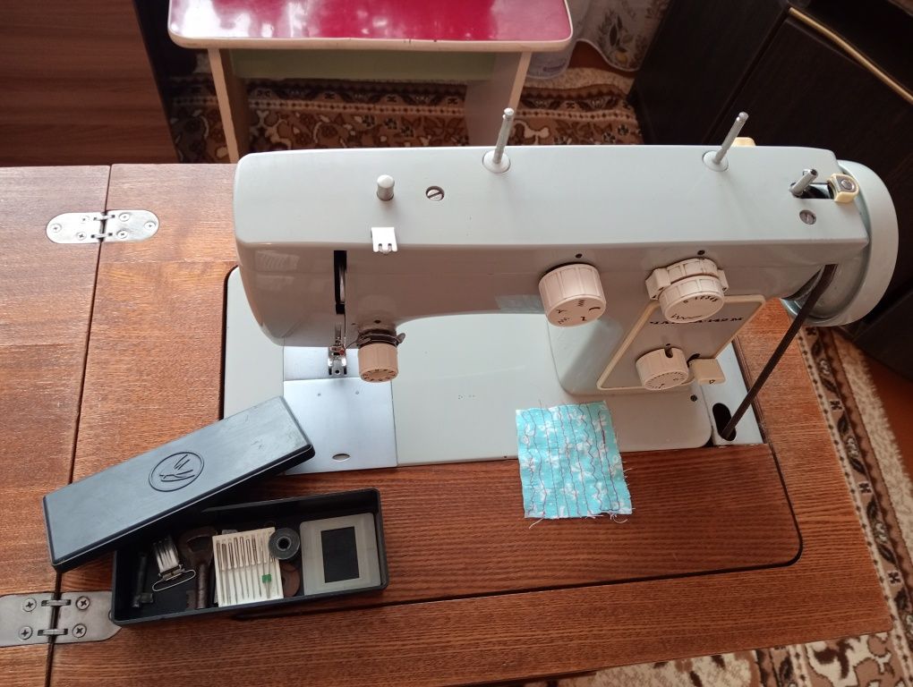 Швейная машинка Чайка М142