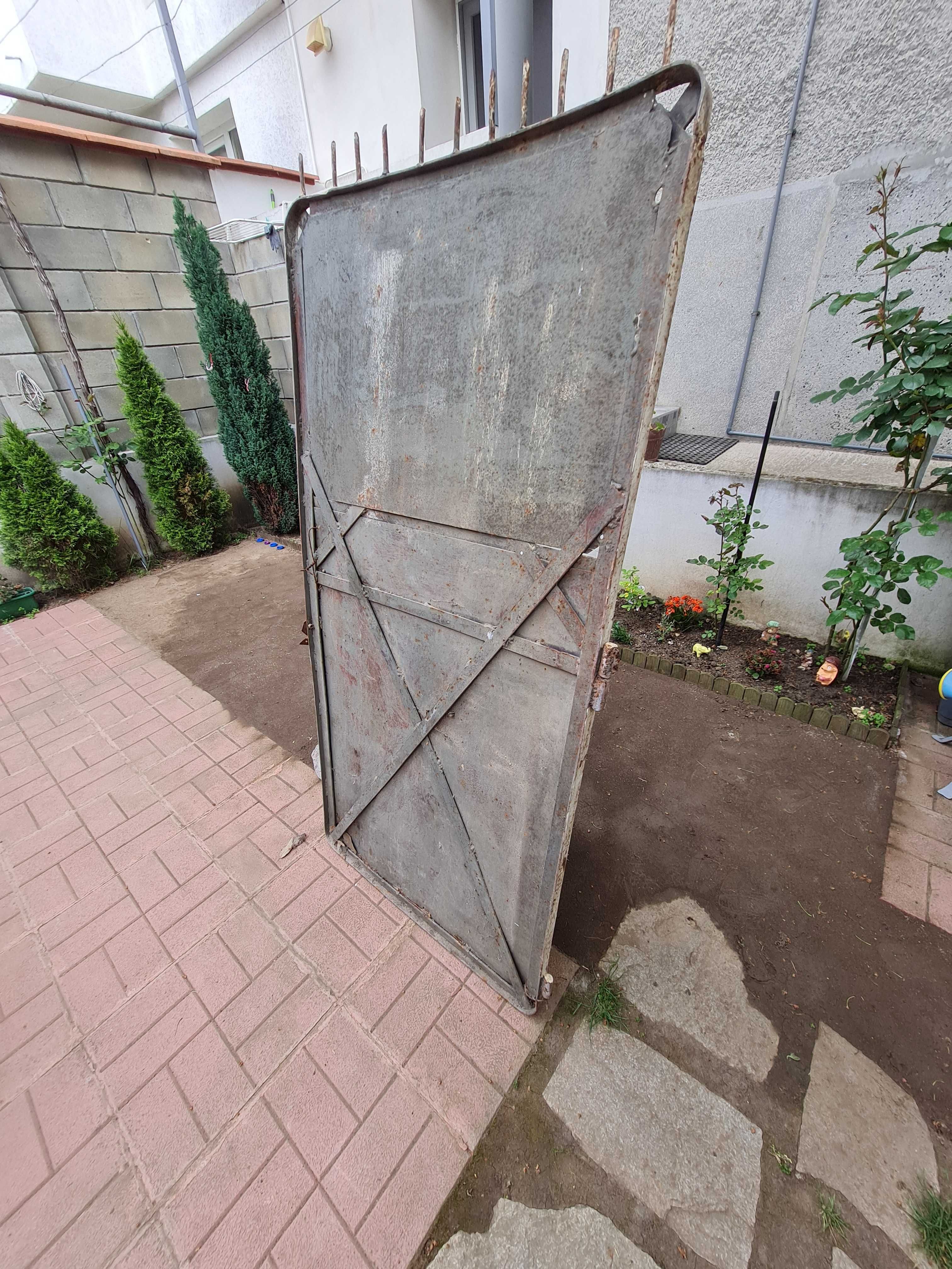 Продавам дворна метална врата.