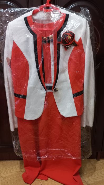 Продам женские костюмы
